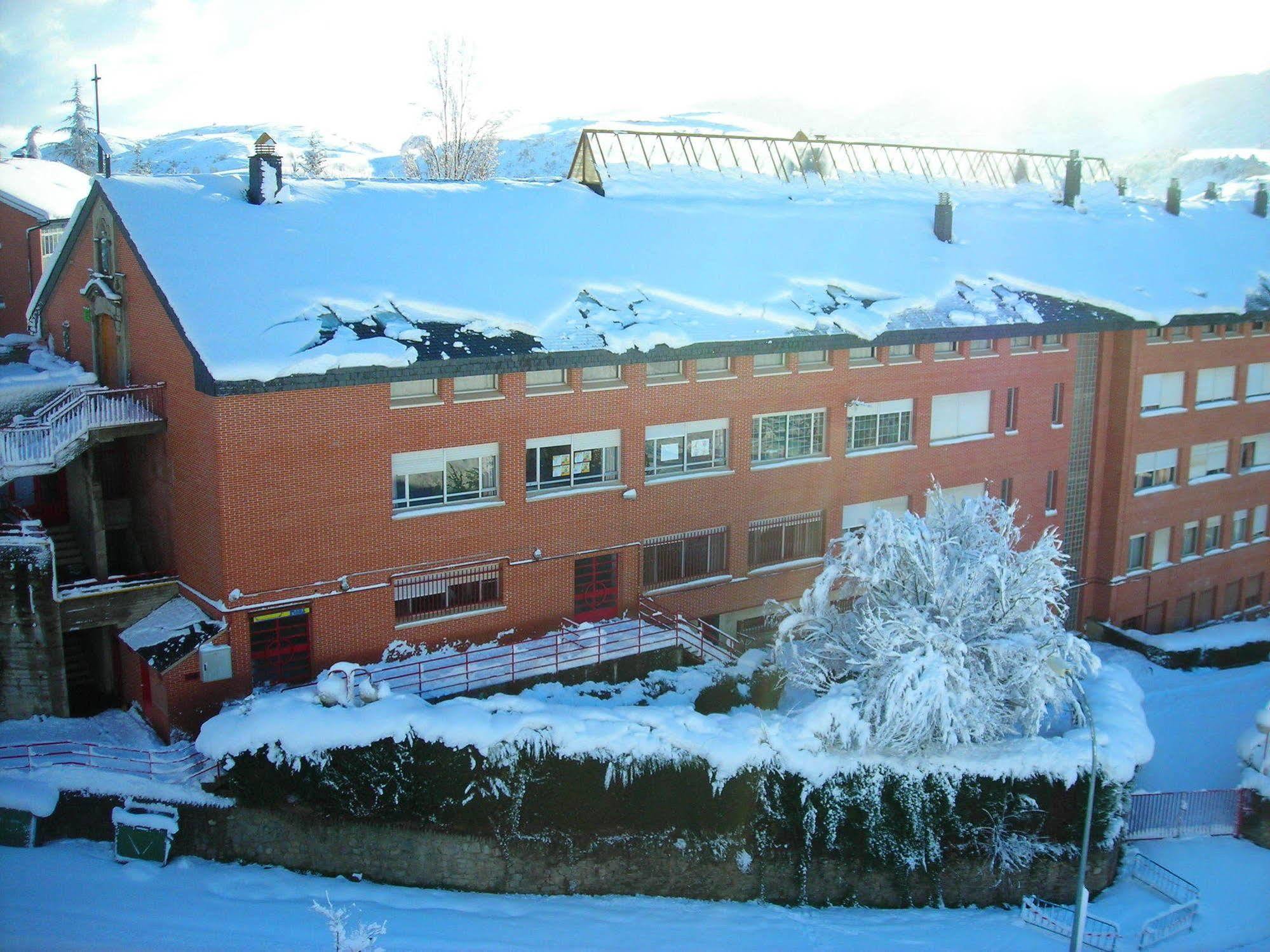 Residencia Albergue 哈卡 外观 照片